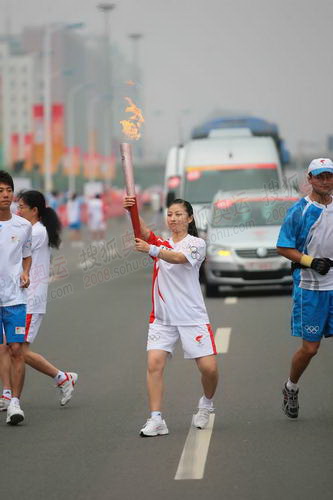 组图:天津站179号联想火炬手王菊特色武术传递