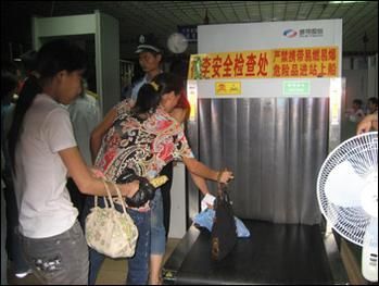 海南海陆空安检全面升级 机场实行脱鞋检查(图