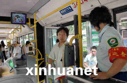 北京公交车开始全面安检图_奥运安检