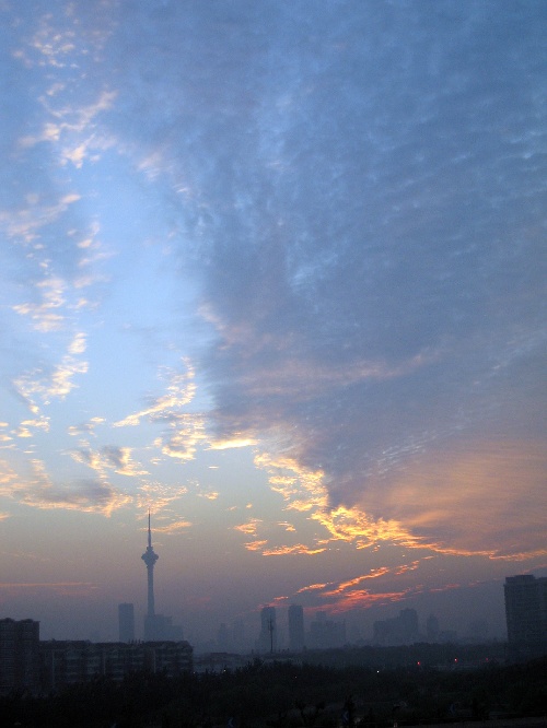 这是当日清晨拍摄的天空中的朝霞.新华社记者王晔彪摄