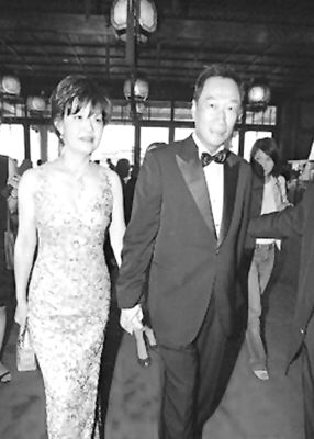 首页 新闻中心 滚动新闻 正文  郭台铭与林淑如2004年出席儿子郭守正