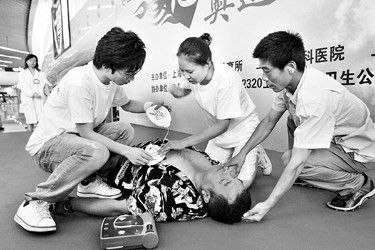 体外自动除颤器进驻上海地铁站(图)_心脏猝死