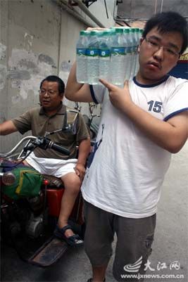 男孩考上清华无学费填完志愿转身当送水工(图