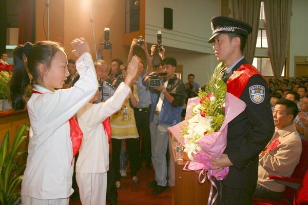 龚志华全国一级英雄模范命名表彰大会在昆明举行图