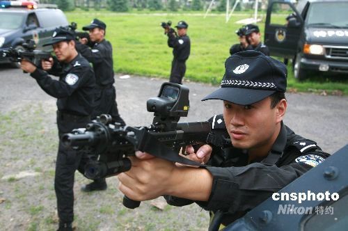 济南公安局特警列装防暴枪等新型装备组图