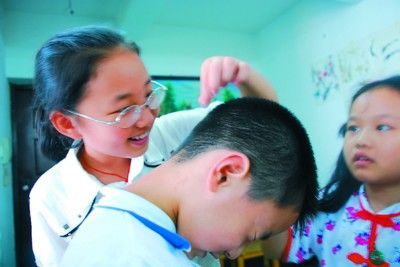 博士<em>父亲</em>开私塾 9岁女儿来讲课(组图)_私塾 袁