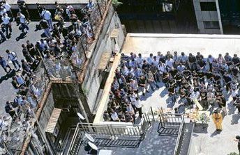 港人盂兰节向殉职消防致祭:170人站满两厦天台