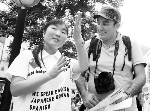 志愿者为外国游客指路当翻译(图)_外国游客 志