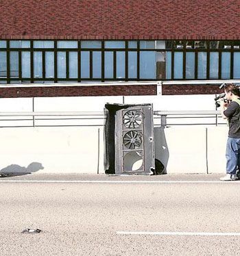 港一救护车接载病人途中车顶保护罩突然脱落(