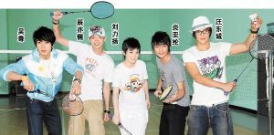 飞轮海打羽毛球为辰亦儒接风 吴尊做裁判(图)_