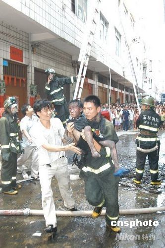 图:广西玉林消防员火场勇救儿童_广西玉林 火