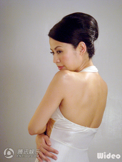 宣萱突破尺度拍广告 穿 低胸装 大秀美背_宣萱 