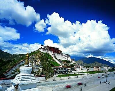 迎雪顿节拉萨市修补布达拉宫广场草坪6万余平米图