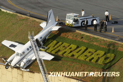 组图:巴西圣保罗一小型飞机滑出跑道_组图:巴