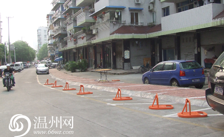 网友投诉:小区道路被私自划为停车位出租(图)