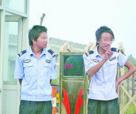 保安穿仿警服用警报器 没有上岗资格证(图)_保