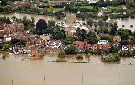 英国暴雨引发洪水+8人死数百户居民撤离(图)