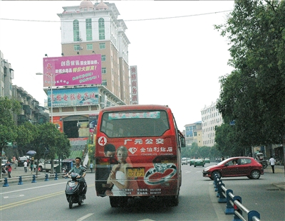 广元4路公交车 不年检缺保险照样拉客(图)