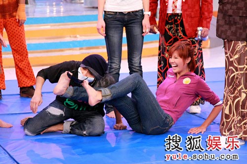 关楚耀被迫品尝美味玉脚 赵硕之下体被袭_赵