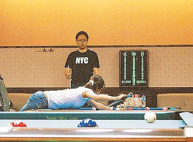 <em>观月雏乃</em>回日本密谋再战AV 眼镜男面前发嗲_