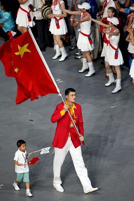 姚明和小英雄林浩在奥运开幕式上