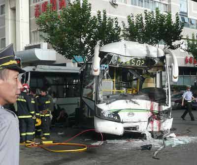 上海公交车撞高架立柱致1死16伤司机死亡图