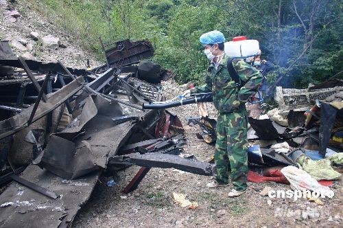 四川客车坠崖事故现场开始消毒等待权威调查