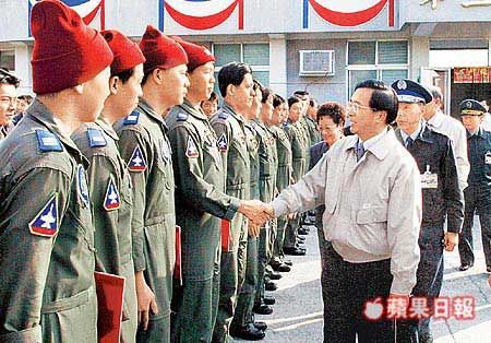 陈水扁视导台南基地时,主官让空军穿军服搭便帽,是军服"混搭风"的不良