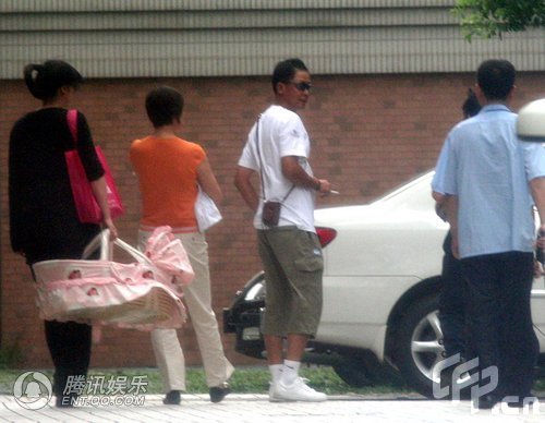 组图:42岁王志文老来得子 升级做摇篮奶爸_王