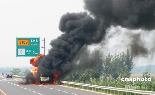 图:永登高速禹州段发生汽车自燃_禹州 自燃 白