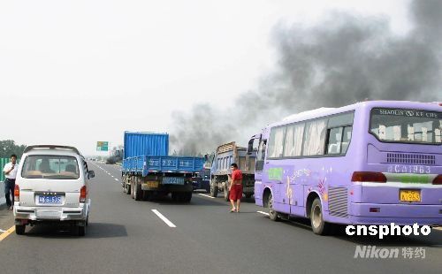 图:永登高速禹州段发生汽车自燃_禹州 自燃 白