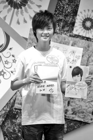 音乐之声启动爱心助学行动 李宇春认领希望卡