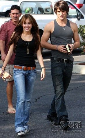 迪士尼青春偶像麦莉和<em>内裤男模</em>亲密出游_麦莉