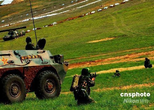 图:济南军区某部进行战术训练_济南军区 坦克