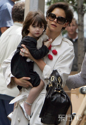 阿汤哥全家出动 小苏瑞妈妈怀里逗狗仔(组图)