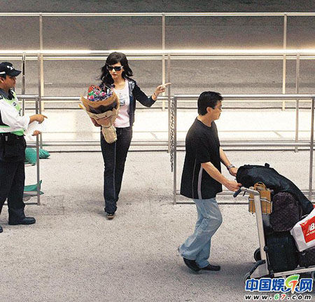 赵雅芝机场大秀甜蜜 24孝老公机场浪漫送花_赵雅芝