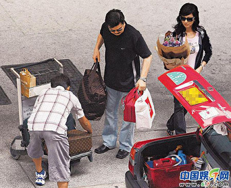 赵雅芝机场大秀甜蜜 24孝老公机场浪漫送花_赵雅芝