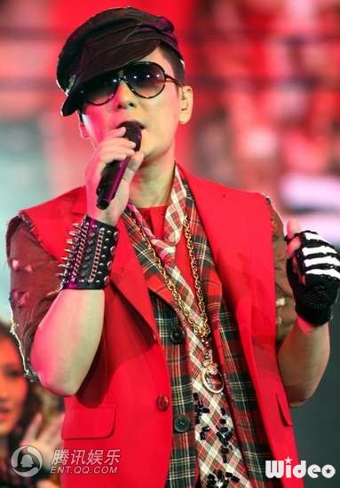 组图:张信哲玩变身 上海个唱与<em>性感辣妹热舞</em>_
