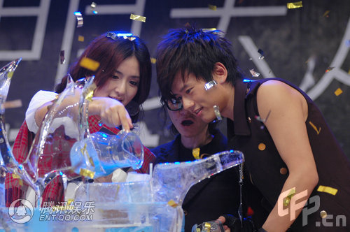 组图:新MV曝光杰娜恋 张杰谢娜大方示爱_张