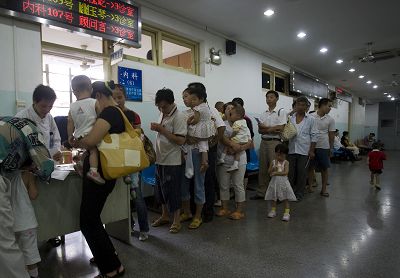 9月19日,复旦大学附属儿科医院大批家长带着自己的孩子来做检查.