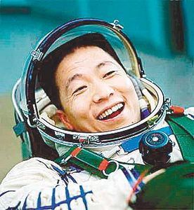杨利伟看实际情况决定出舱航天员