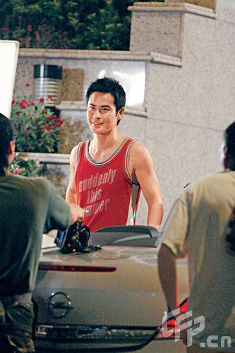 郑嘉颖风骚拍剧 周丽淇开工没笑容(图)_法证先