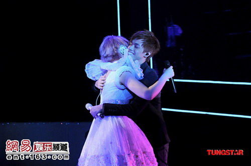 张敬轩王菀之牵手+甜蜜合唱《我愿意》