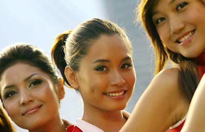 F1新加坡<em>美女</em>尽显<em>东南亚</em>风情 举牌<em>美眉</em>神似阿