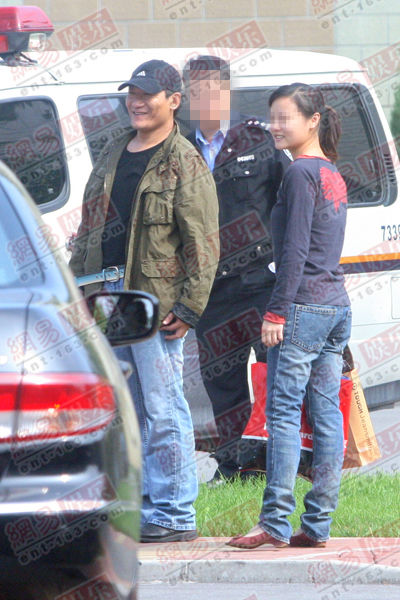 <em>谢东</em>戒毒成功 和<em>女友</em>牵手离开戒毒所_<em>谢东</em> 吸