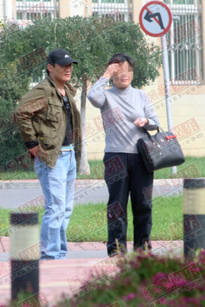 <em>谢东</em>戒毒成功 和<em>女友</em>牵手离开戒毒所_<em>谢东</em> 吸