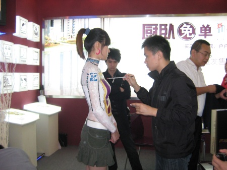 美女衣服上画画