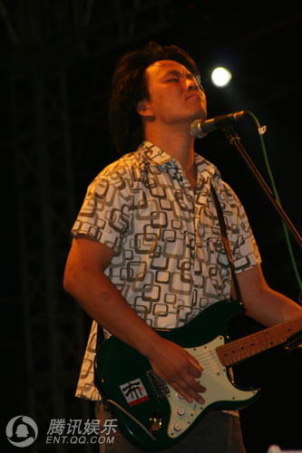 布衣乐队激情放歌 唱《疯狂的石头》插曲(图)_