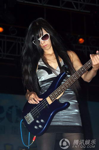 布衣乐队激情放歌 唱《疯狂的石头》插曲(图)_