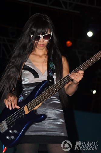 布衣乐队激情放歌 唱《疯狂的石头》插曲(图)_